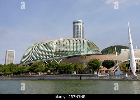 Performing Arts Center, Esplanade, Marina Bay, bekannt lokal als die Durian wegen seiner Ähnlichkeit mit der Frucht, Singapur. Stockfoto