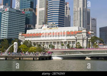 Fullerton Hotel in Singapur am Rande des Geschäftsviertels mit Bankhochhäusern. Stockfoto