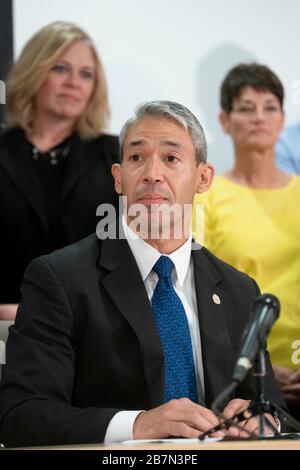 San Antonio, TX USA 16. März 2020: Bürgermeister Ron Nirenberg aktualisiert die Pandemie-Reaktion von Texas auf Coronavirus bei einem Treffen der Staatsführer im Emergency Operations Center (EOC). Abbott bestätigte später am Tag den ersten Tod im Zusammenhang mit Coronavirus in Texas. Credit: Bob Daemmrich/Alamy Live News Stockfoto