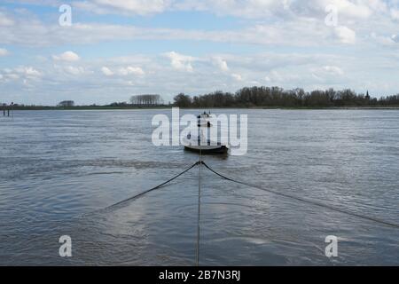 Seilfähre (Gierpont) über den Rhein zwischen Wageningen und Opheusden in den Niederlanden Stockfoto