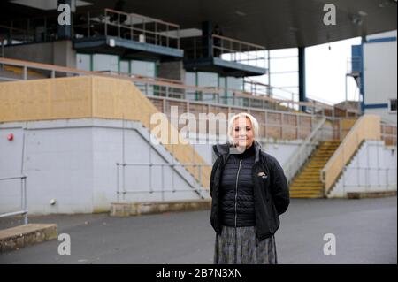 Die Rennfahrerin Emma Meehan trifft sich beim heutigen Rennen auf der Royal Racecourse, Lisburn, die wegen des Coronavirus hinter verschlossenen Türen für die Öffentlichkeit gehalten wird. Stockfoto