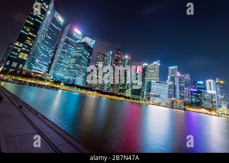 Skyline von Singapur bei Nacht Stockfoto