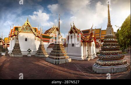 Panorama der antiken Stupas und Pagoden in Wat Pho Tempel in Bangkok bei Sonnenuntergang Stockfoto