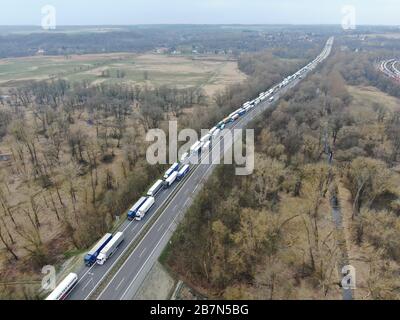 Frankfurt, Deutschland. 17. März 2020, Brandenburg, Frankfurt (oder): Lastwagen stecken in Staus auf der A12 bei Frankfurt (oder) in Richtung Polen. Um die Ausbreitung des Corona-Virus zu erschweren, hatte Polen am Wochenende Kontrollen an den Grenzübergängen nach Deutschland, Tschechien, Slowakei und Litauen wieder eingeführt. (Zur dpa: "Wegen Coronavirus: Lange Wartezeiten an der deutsch-polnischen Grenze") Foto: Toni Feist / dpa-Zentralbild / dpa Credit: Dpa Picture-Alliance / Alamy Live News Stockfoto