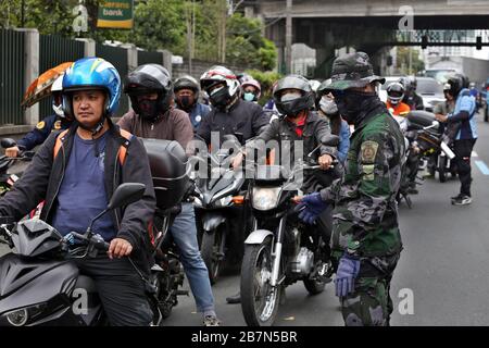 Manila, Philippinen. März 2020. Ein Soldat lenkt den Verkehr in Manila. Präsident Duterte hat ganz Luzon - die größte Insel der Philippinen mit 57 Millionen Menschen - unter "verschärfte Quarantäne" gestellt und die Schließung Manilas aufgrund der COVID 19-Pandemie verschärft. Kredit: Alejandro Ernesto / dpa / Alamy Live News Stockfoto