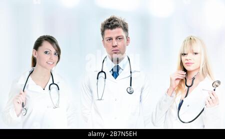 Porträt des medizinischen Teams im Krankenhaus (2 Frauen und 1 Mann) Stockfoto