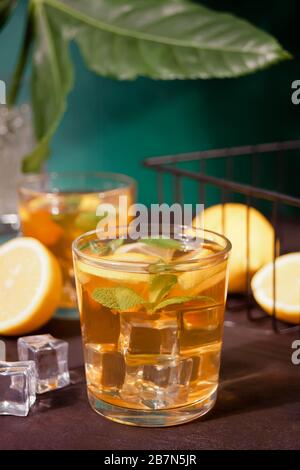 Zwei Gläser kalter Erfrischungstee mit Eis und Zitronenfrüchten Stockfoto