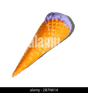 Waffelkonus mit lila Flieder Eis. Isoliert Stockfoto