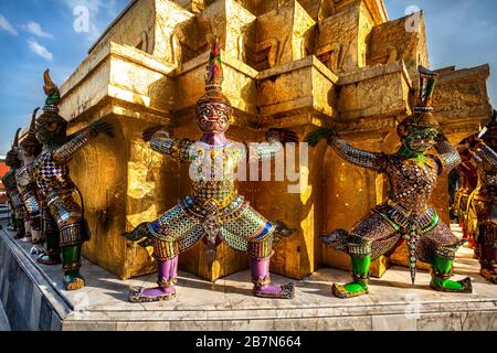 Dämon goldene Statuen Unterstützung Pyramide von Wat Phra Kaew im Grand Palace in Bangkok, Thailand Stockfoto