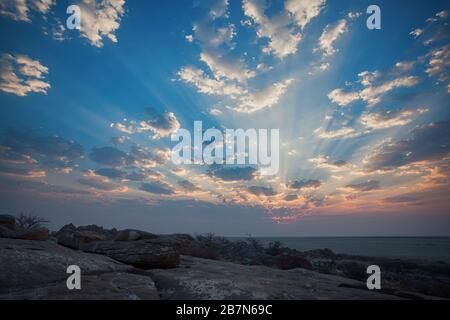 Sonnenaufgang auf der Kubu-Insel Stockfoto