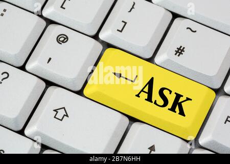 Eine Tastatur mit dem Wort "ASK" in schwarzer Schrift auf einer gelben ENTER-Taste. Suchmaschinenkonzept. England, Großbritannien, Großbritannien Stockfoto