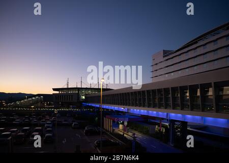 Athen Griechenland, 3. März 2020. Flughafenterminalgebäude bei Sonnenuntergang. Gebäudefassade gegen blauen Himmel. Stockfoto