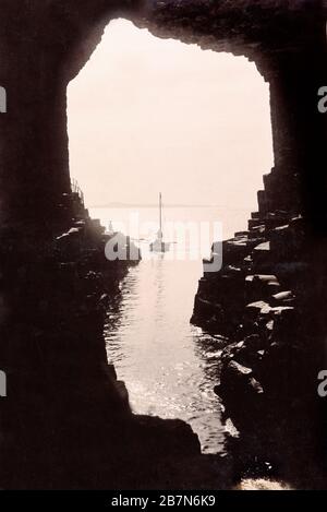 Fingal's Cave, Staffa, auf der Suche nach Iona von George Washington Wilson um das Jahr 1880 Stockfoto
