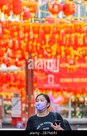 London, Großbritannien. März 2020. Touristen und Einheimische verdecken sich, während sie die ruhigeren Straßen von China Town durchstreifen - Anti Coronavirus (Covid 19)-Verteidigung, die in London unangsam Masken trägt. Credit: Guy Bell/Alamy Live News Stockfoto