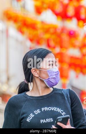 London, Großbritannien. März 2020. Touristen und Einheimische verdecken sich, während sie die ruhigeren Straßen von China Town durchstreifen - Anti Coronavirus (Covid 19)-Verteidigung, die in London unangsam Masken trägt. Credit: Guy Bell/Alamy Live News Stockfoto
