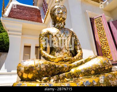 Textur des goldenen Blattes, das auf der Buddha-Statue geklebt ist Stockfoto