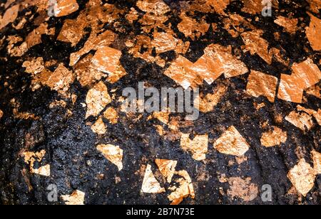 Textur des goldenen Blattes, das auf der Oberfläche der Buddha-Statue geklebt ist Stockfoto