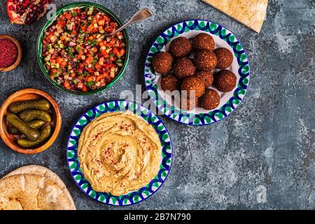 Falafel und Hummus - traditionelles Gericht der israelischen und nahöstlichen Küche, Draufsicht. Stockfoto