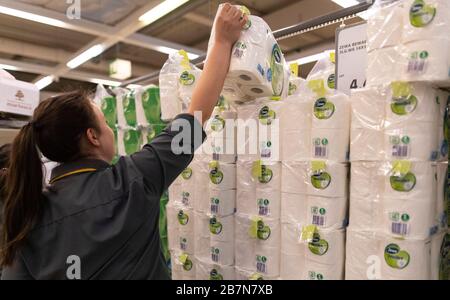 März 2020, Baden-Württemberg, Offenburg: Ein Mitarbeiter eines Edeka-Marktes füllt Toilettenpapier auf. Nach Angaben von Edeka ist in der Situation des Coronavirus derzeit noch eine ausreichende Versorgung der Filialen gewährleistet. Foto: Patrick Seeger / dpa Stockfoto