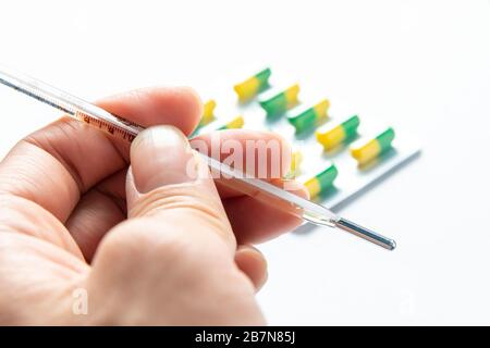 Thermometer und Anti-Grippe-Medikamente Stockfoto