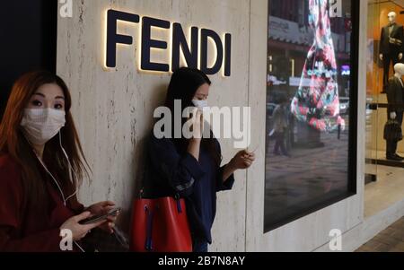 Hongkong, CHINA. März 2020. Käufer von China Mainland außerhalb der European Brand Boutique.Kunden aus China Mainland kehren vor der Wiederaufnahme des Direktflugs aus Wuhan (Herkunftsort der Pandemie) China heimtückisch nach Hongkong zurück. Am 1. April, obwohl die Gefahr einer Coronavirus Infektion in Hongkong weiterhin schwerwiegend ist und keine Anzeichen einer Dissipation zeigt.Mar-17, 2020 Hongkong.ZUMA/Liau Chung-ren Credit: Liau Chung-ren/ZUMA Wire/Alamy Live News Stockfoto