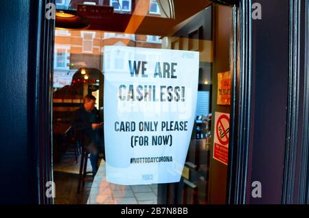 Wir sind bargeldlos in Pub london england UK als Antwort auf den Corona-Virus Stockfoto