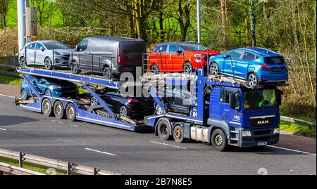 Range Rover Pkws HGV-Transportfahrzeuge, Lastwagen, Transport, LKW, Frachtführer, Mannfahrzeug, europäische kommerzielle Transportindustrie, M6 in Manchester, Großbritannien Stockfoto