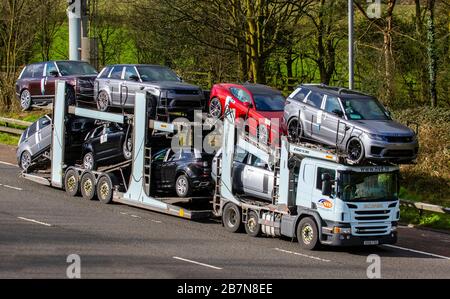 Range Rover Pkws HGV Transport-Lieferwagen, Lastwagen, Transport, LKW, Frachtführer, Scania-Fahrzeug, europäische kommerzielle Transportindustrie, M6 in Manchester, Großbritannien Stockfoto