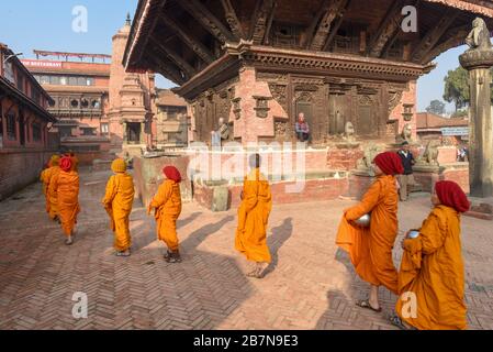 Bhaktapur, Nepal - 28. Januar 2020: Junge buddhistische Mönch, die in Morgenalmen in Bhaktapur auf Nepal spazieren gehen Stockfoto