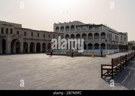 Souq Waqif, eines der touristischen Wahrzeichen von Doha, das in der Regel voll mit Menschen ist, hat jetzt nur wenige Besucher. Katar hat eine Reihe von Maßnahmen umgesetzt, mit denen der Ausbruch des neuartigen Coronavirus im Land enthallt werden soll. Zu den Maßnahmen gehören die Schließung von Schulen und Universitäten, ein vorübergehendes Verbot von Anflügen und das Verbot des Essens in Restaurants und Cafés. Ein Wirtschafts- und Finanzpaket wird Anreize in Höhe von 75 Milliarden Katari-Rialen (23 Milliarden Dollar) bieten, um den privaten Unternehmenssektor während des Ausbruchs zu unterstützen. Stockfoto