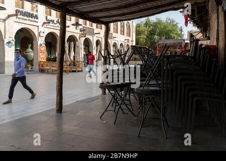 Souq Waqif, eines der touristischen Wahrzeichen von Doha, das in der Regel voll mit Menschen ist, hat jetzt nur wenige Besucher. Katar hat eine Reihe von Maßnahmen umgesetzt, mit denen der Ausbruch des neuartigen Coronavirus im Land enthallt werden soll. Zu den Maßnahmen gehören die Schließung von Schulen und Universitäten, ein vorübergehendes Verbot von Anflügen und das Verbot des Essens in Restaurants und Cafés. Ein Wirtschafts- und Finanzpaket wird Anreize in Höhe von 75 Milliarden Katari-Rialen (23 Milliarden Dollar) bieten, um den privaten Unternehmenssektor während des Ausbruchs zu unterstützen. Stockfoto