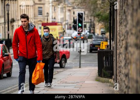 Ein Mann trägt in Bath, Somerset, eine Gesichtsschutzmaske, nachdem die britische Regierung strengere Maßnahmen zur Bekämpfung des Coronavirus-Ausbruchs angekündigt hatte. Stockfoto