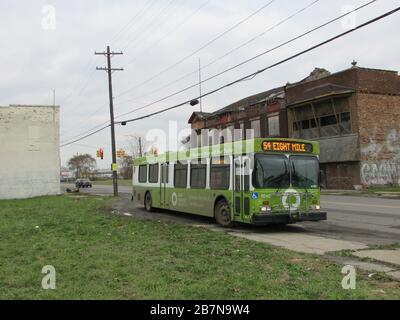 Der Bus des Verkehrsministeriums in Detroit in der Nachbarschaft von Delray führte zur Eight Mile Road Stockfoto