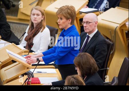 Edinburgh, Großbritannien. März 2020. Abgebildet: (In blau) Nicola Sturgeon MSP - erster Minister von Schottland und Führer der Scottish National Party (SNP). Ministererklärung: Roman Coronavirus COVID-19 Update Credit: Colin Fisher/Alamy Live News Stockfoto