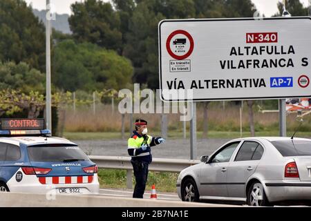 Ein katalanischer Polizeibeamter stoppt ein Fahrzeug während der Bedrohung durch den Corona-Virus.die Mossos d'Escuadra (katalanische Polizei) führt Kontrollen von nur einem Passagier oder Auto auf den Straßen als präventive Maßnahme gegen die Ausbreitung des Covid-19 gemäß dem Sicherheitsprotokoll für die Einschließung in Spanien durch. Stockfoto