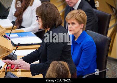 Edinburgh, Großbritannien. März 2020. Abgebildet: (In Schwarz) Jeane Freeman MSP - Kabinettsministerin für Gesundheit und Sport; (in Blau), Nicola Sturgeon MSP - erste Ministerin Schottlands und Leiterin der Scottish National Party (SNP). Ministererklärung: Roman Coronavirus COVID-19 Update Credit: Colin Fisher/Alamy Live News Stockfoto