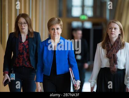 Edinburgh, Großbritannien. März 2020. Abgebildet: (In blau) Nicola Sturgeon MSP - erster Minister von Schottland und Führer der Scottish National Party (SNP). Ministererklärung: Roman Coronavirus COVID-19 Update Credit: Colin Fisher/Alamy Live News Stockfoto