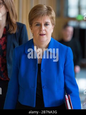 Edinburgh, Großbritannien. März 2020. Abgebildet: (In blau) Nicola Sturgeon MSP - erster Minister von Schottland und Führer der Scottish National Party (SNP). Ministererklärung: Roman Coronavirus COVID-19 Update Credit: Colin Fisher/Alamy Live News Stockfoto