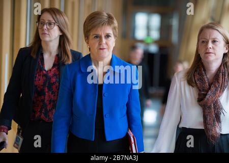 Edinburgh, Großbritannien. März 2020. Abgebildet: (In blau) Nicola Sturgeon MSP - erster Minister von Schottland und Führer der Scottish National Party (SNP). Ministererklärung: Roman Coronavirus COVID-19 Update Credit: Colin Fisher/Alamy Live News Stockfoto