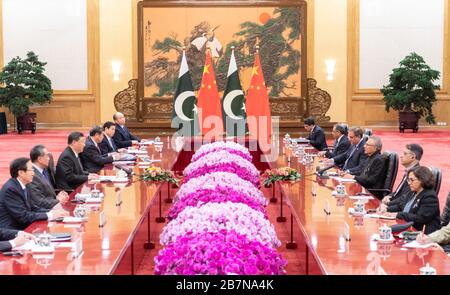 Peking, China. März 2020. Der chinesische Präsident Xi Jinping führt Gespräche mit dem pakistanischen Präsidenten Arif Alvi in der großen Halle der Menschen in Peking, der Hauptstadt Chinas, am 17. März 2020. Credit: Zhai Jianlan/Xinhua/Alamy Live News Stockfoto