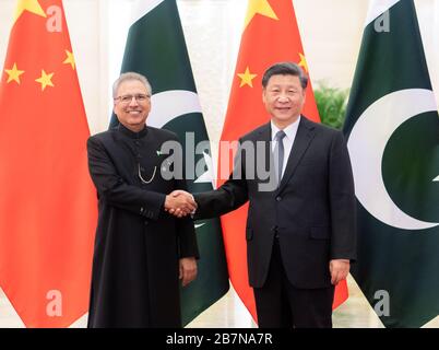 Peking, China. März 2020. Der chinesische Präsident Xi Jinping führt Gespräche mit dem pakistanischen Präsidenten Arif Alvi in der großen Halle der Menschen in Peking, der Hauptstadt Chinas, am 17. März 2020. Credit: Zhai Jianlan/Xinhua/Alamy Live News Stockfoto