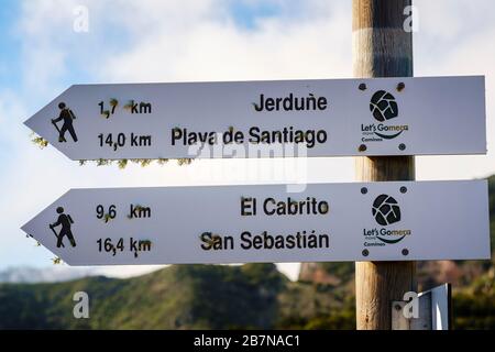 Wegweiser für Wanderwege überwachsen mit Flechten, La Gomera, Kanarische Inseln, Spanien Stockfoto