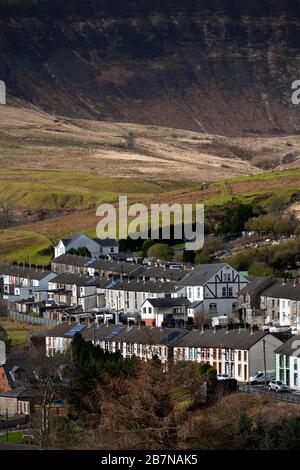 Reihenhäuser im Dorf Cwmparc in der Nähe von Treorchy im Rhondda Valley, Wales, Großbritannien Stockfoto