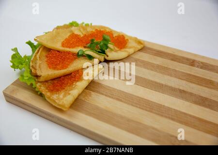 Traditionelle russische Pfannkuchen mit rotem Kaviar Stockfoto
