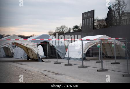 München, Deutschland. März 2020. Für Menschen mit Covid-19 werden Zelte einer neuen Einfahrteststation auf der Theresienwiese vermutet. Credit: Sven Hoppe / dpa / Alamy Live News Stockfoto