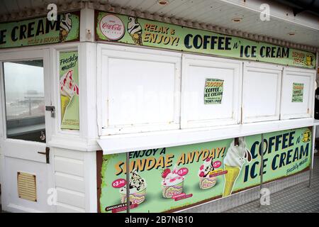 Ein geschlossener Kaffee- und Eisstand am Brighton Pier am Tag, nachdem Premierminister Boris Johnson die Menschen dazu aufforderte, sich von Kneipen, Clubs und Theatern fernzuhalten, möglichst von zu Hause aus zu arbeiten und alle nicht notwendigen Kontakte zu vermeiden und zu reisen, um die Auswirkungen der Coronavirus Pandemie zu verringern. Stockfoto