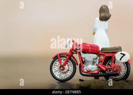 Vintage-rotes Motorrad und Mädchen Figur Spielzeug Nahansicht Stockfoto