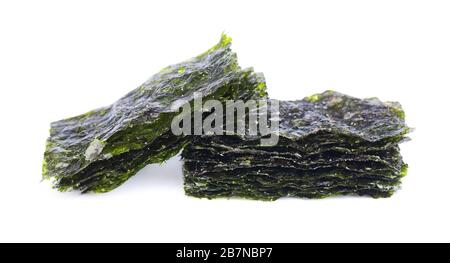 Knusprige Nori-Algen isoliert auf weißem Hintergrund. Japanische Küche nori. Trockene Algenblätter. Stockfoto