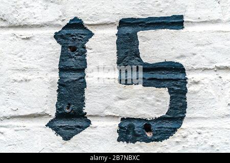 Nummer fünfzehn an einer Hausfassade gemalt Stockfoto