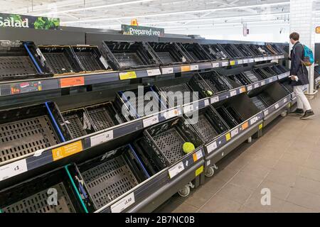 London, England - 17. März 2020: Leere Supermarktregale infolge von Covid-19, Coronavirus, durch Pandemie verursachte Lagerhaltung Stockfoto